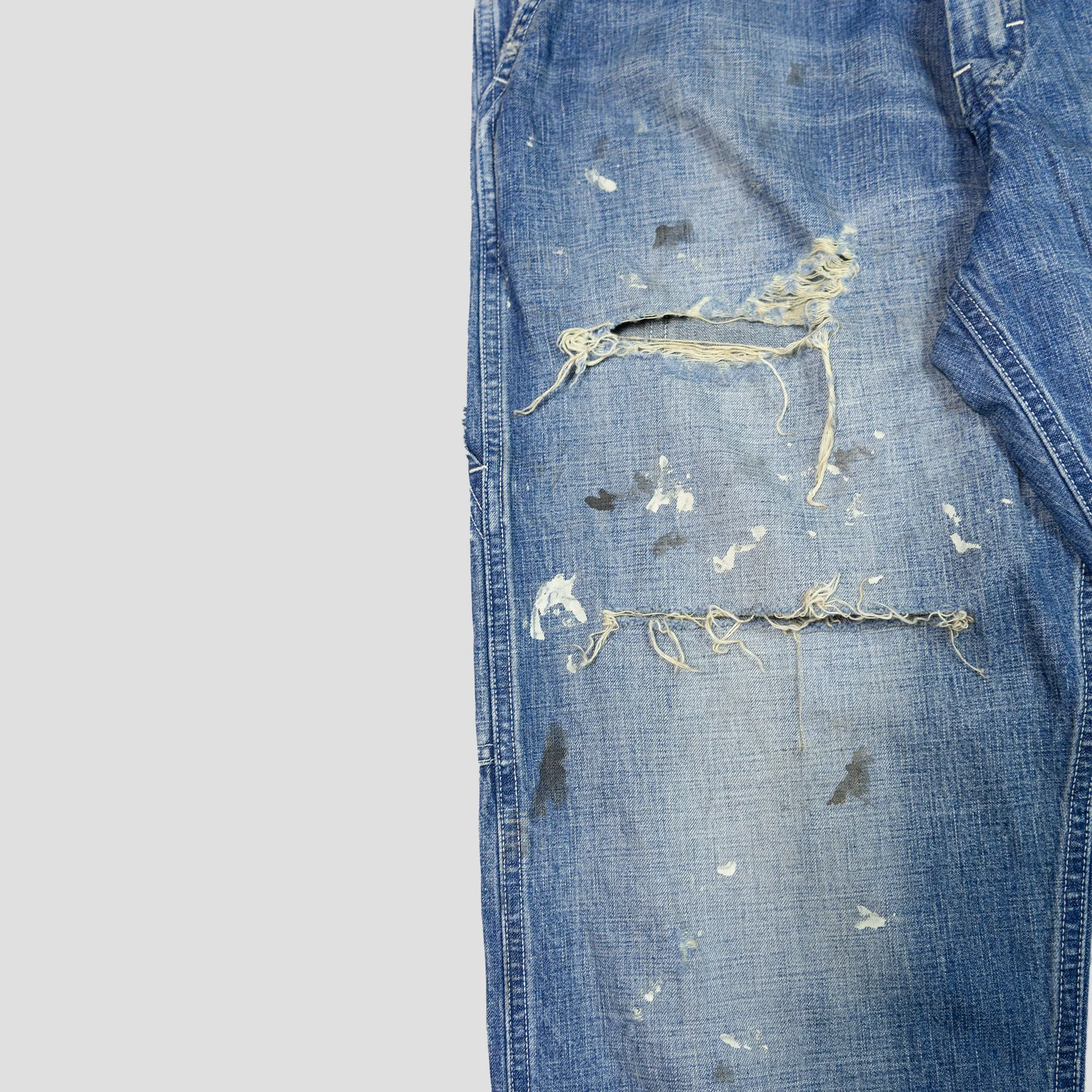 DISTRESSED DENIM JEANS